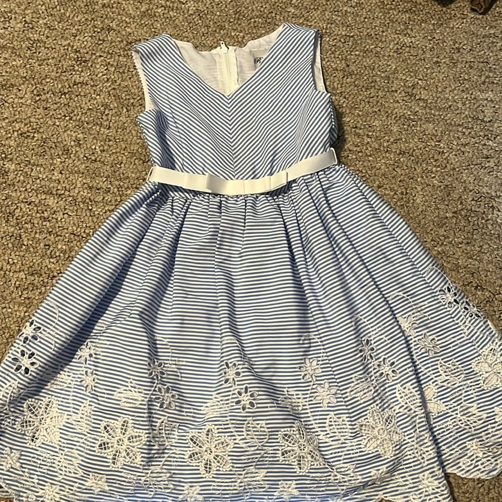 Pretty dress with lace detailing